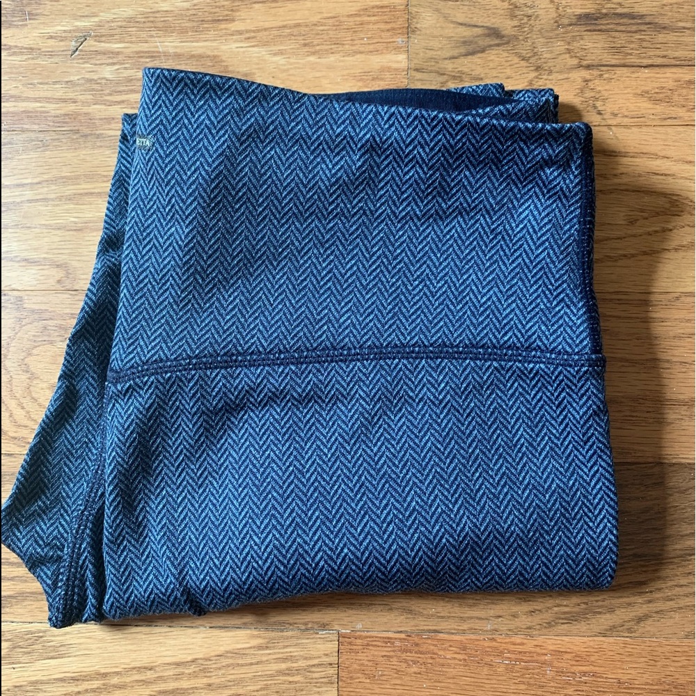 Mondetta navy blue chevron yoga leggings